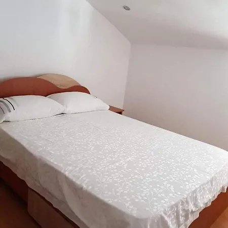 Pensiune Casa cu camere de închiriat plata la cazare prețul este pe o camera