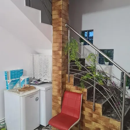 Casa cu camere de închiriat plata la cazare prețul este pe o camera
